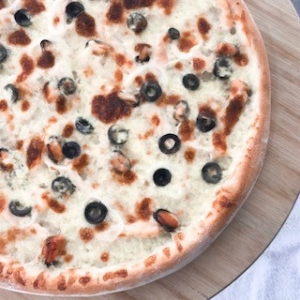 пицца Морская 32см на соусе из 4 сыров