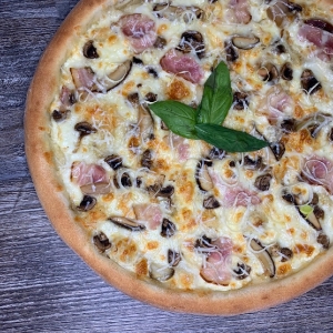 пицца Фунги с белыми грибами 32см на соусе из 4 сыров